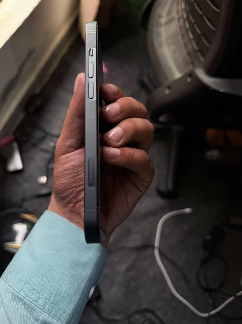 Apple iPhone 13 5