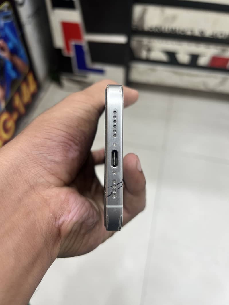 Apple iPhone 15 Pro Max 3