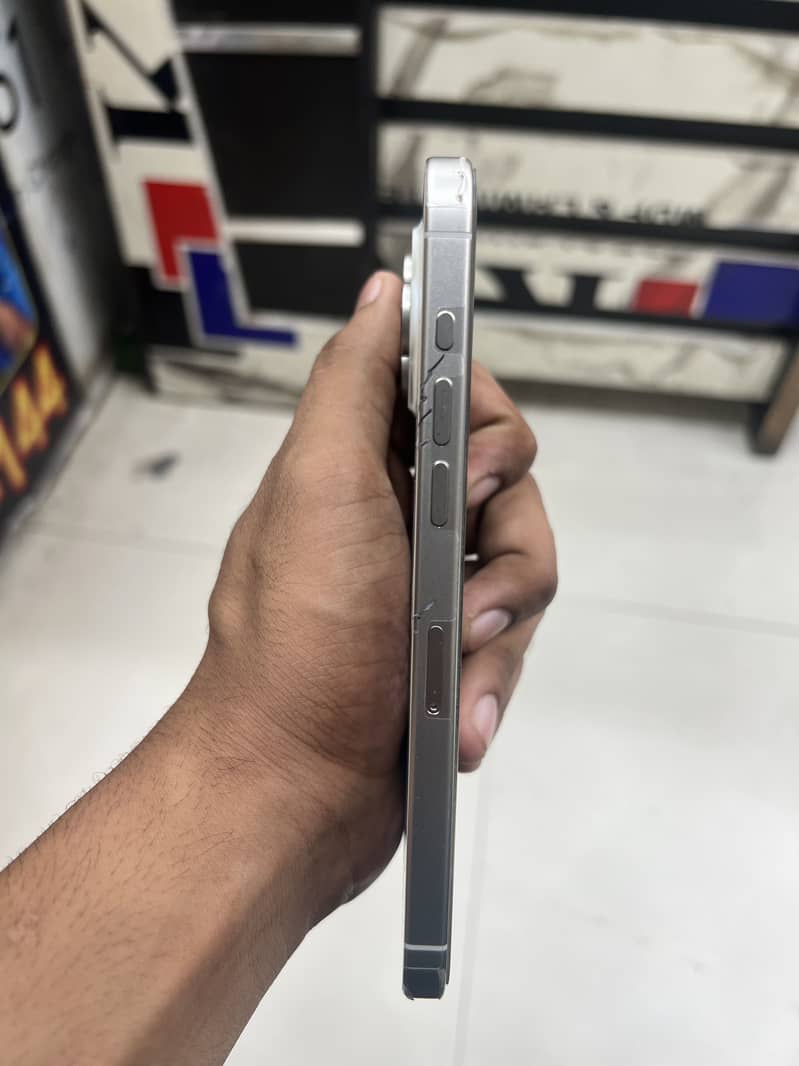 Apple iPhone 15 Pro Max 4