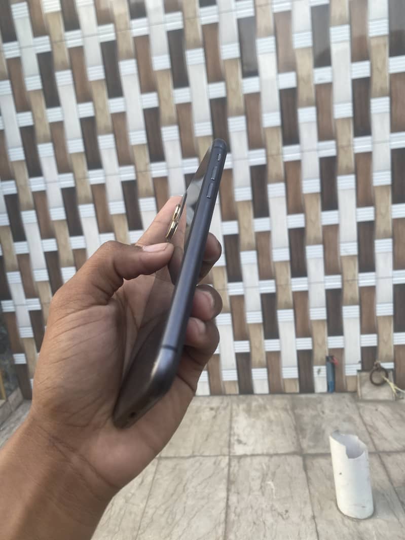 Apple iPhone 11 4