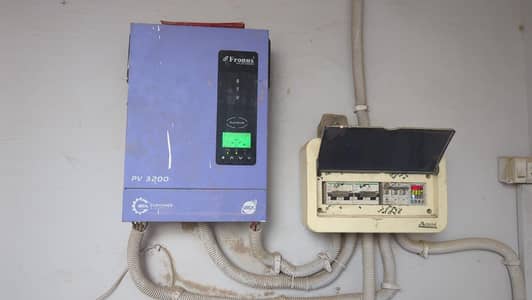 3kv solar inverter with 10 panels and 2 tublar batteries