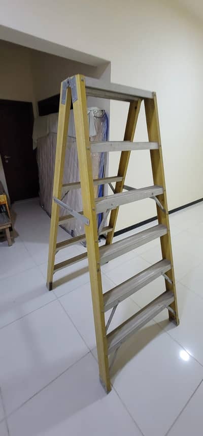 6 FEET LADDER (FIBERGLASS)