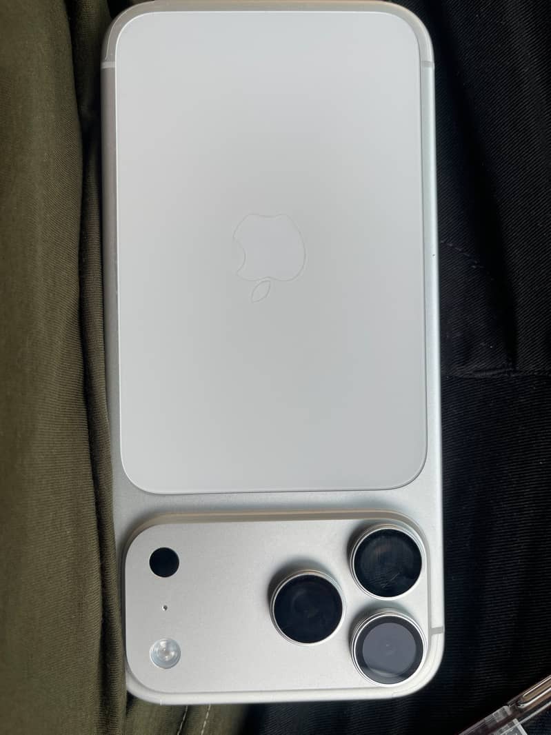 Apple iPhone 17 Pro Max 4