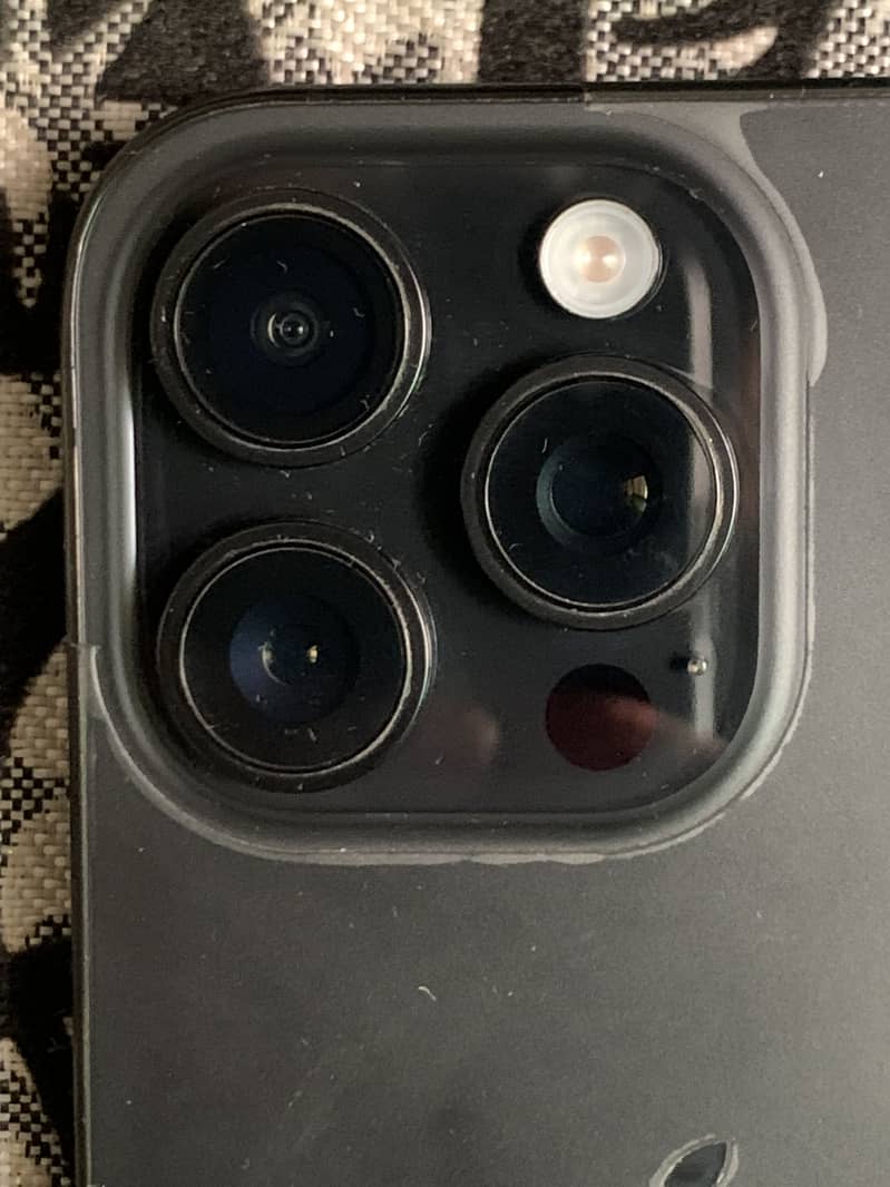 Apple iPhone 16 Pro 2