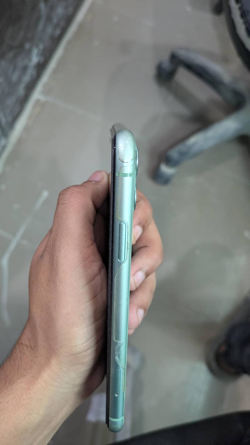 Apple iPhone 11 4