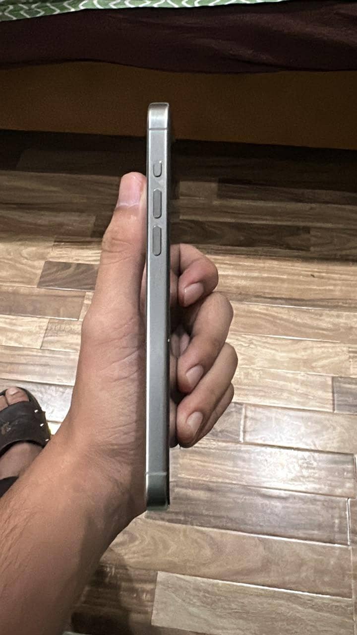 iPhone 15 Pro Max 4