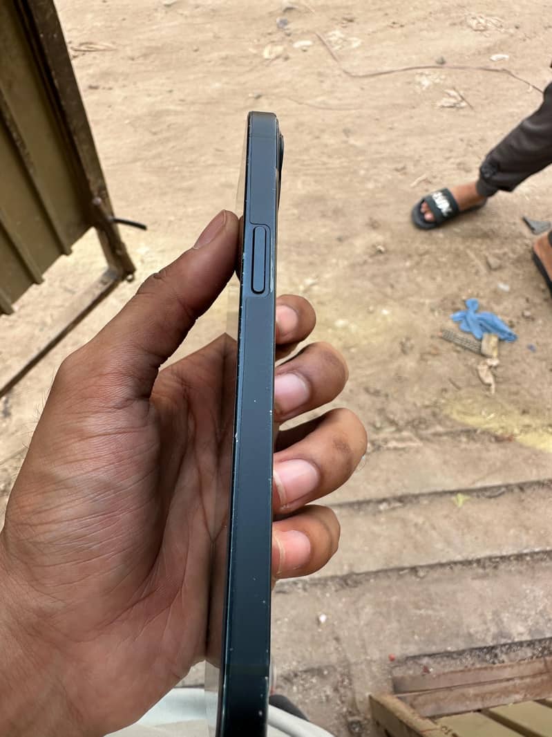 Apple iPhone 13 2