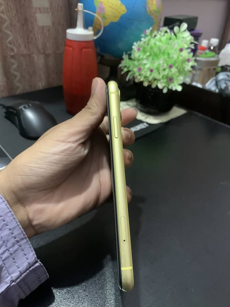 Apple iPhone 11 4