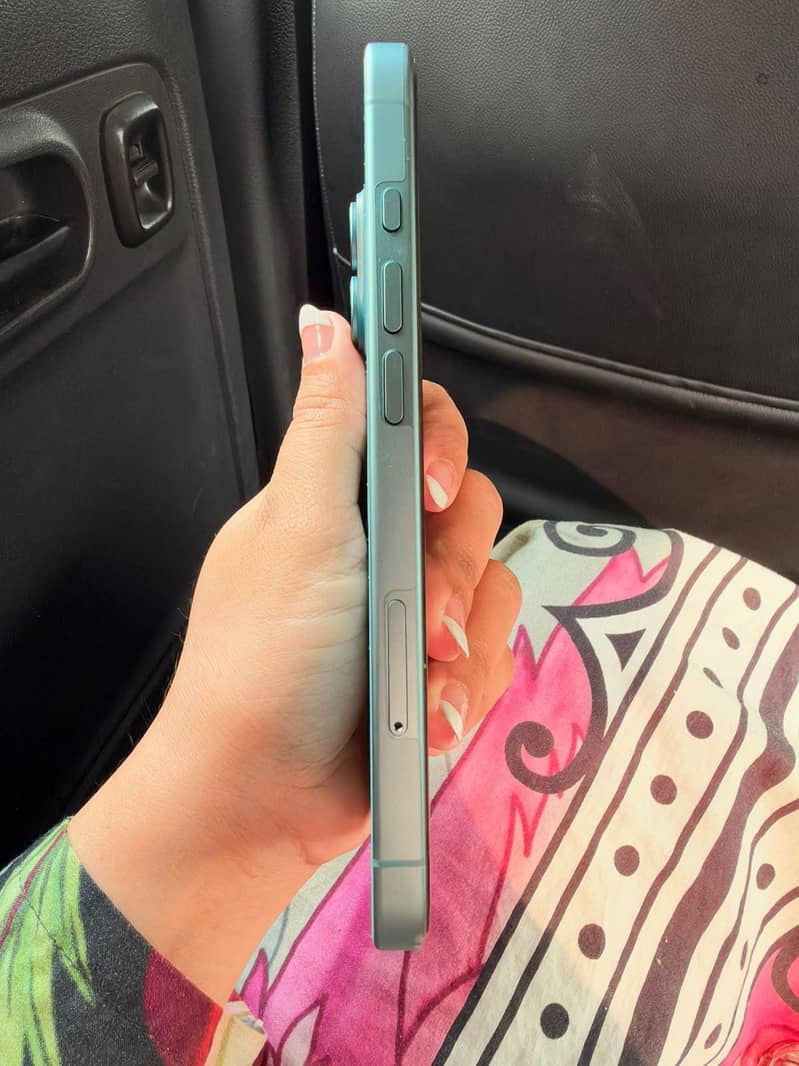 Apple iPhone 16 0