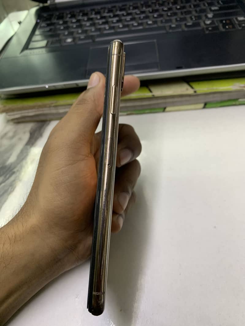 Apple iPhone XS Max 3