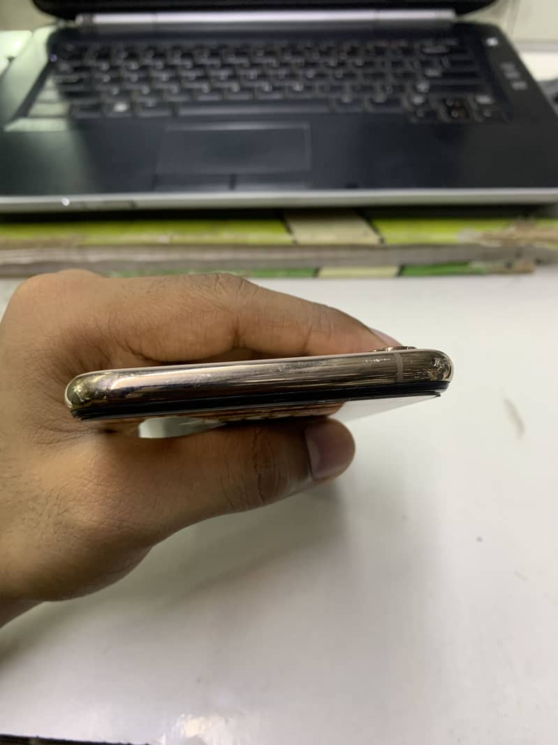 Apple iPhone XS Max 6