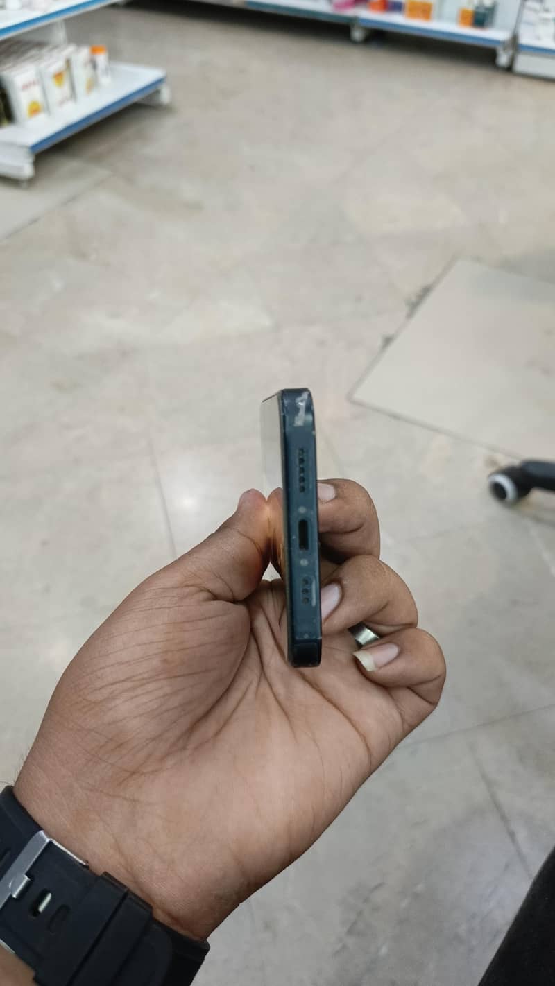 Apple iPhone 13 2