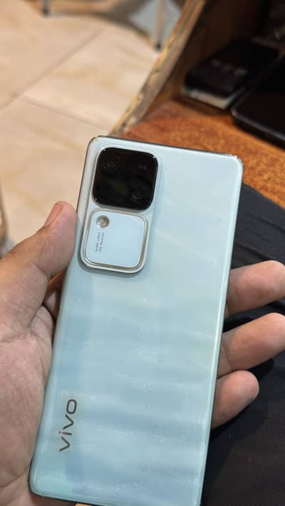 Vivo V30