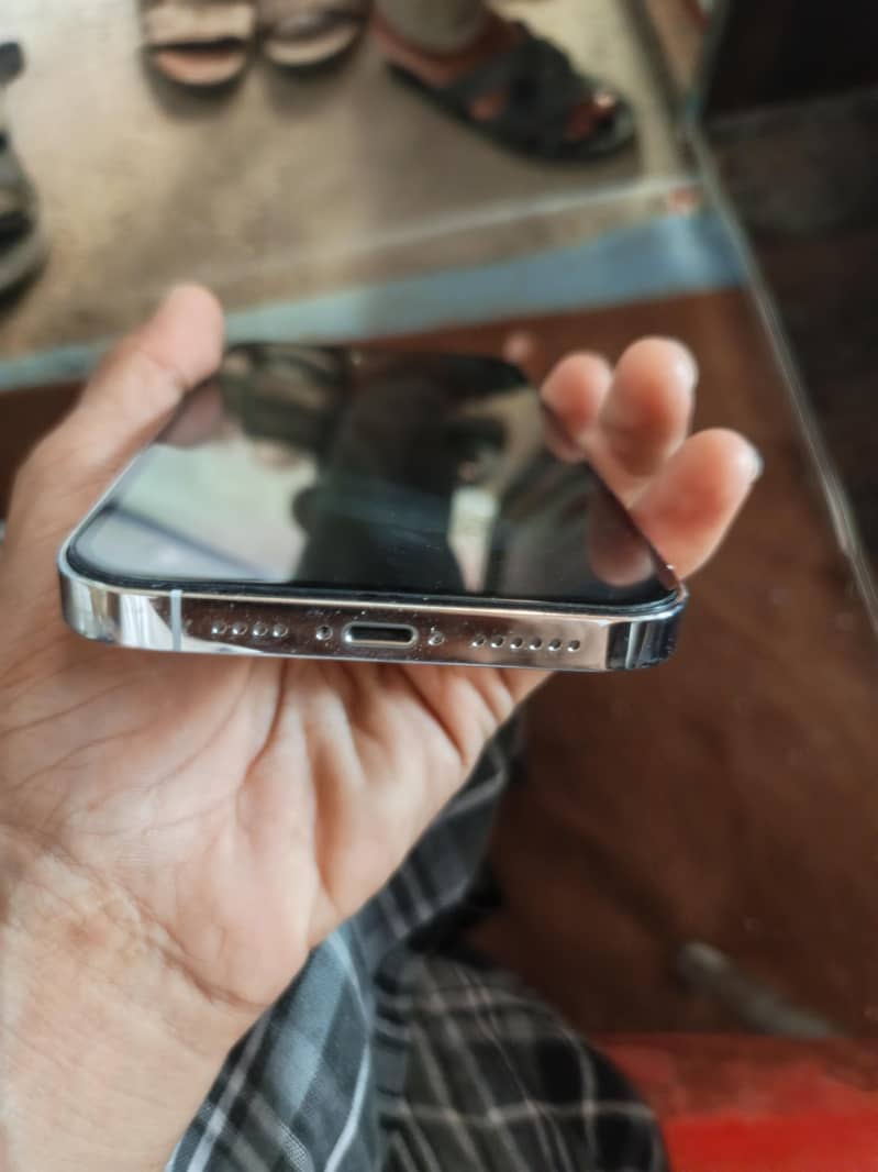 Apple iPhone 13 Pro Max 4
