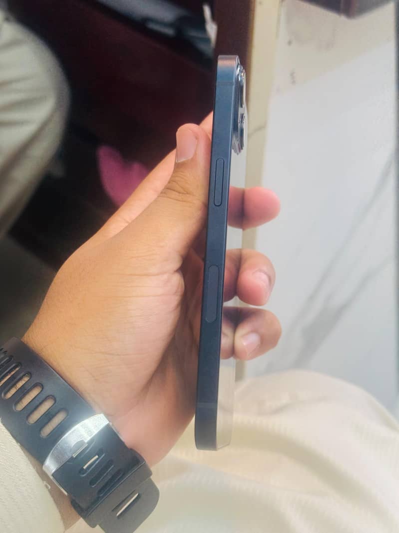Apple iPhone 13 2