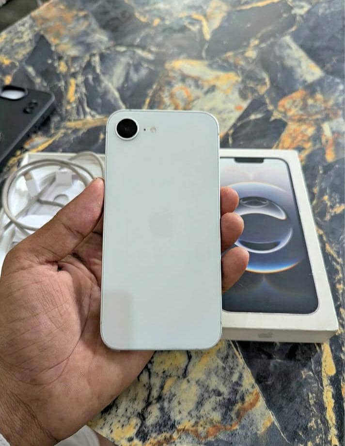 Apple iPhone 16e 0