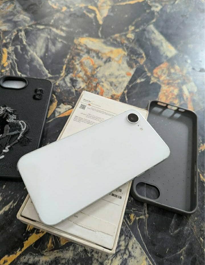 Apple iPhone 16e 2