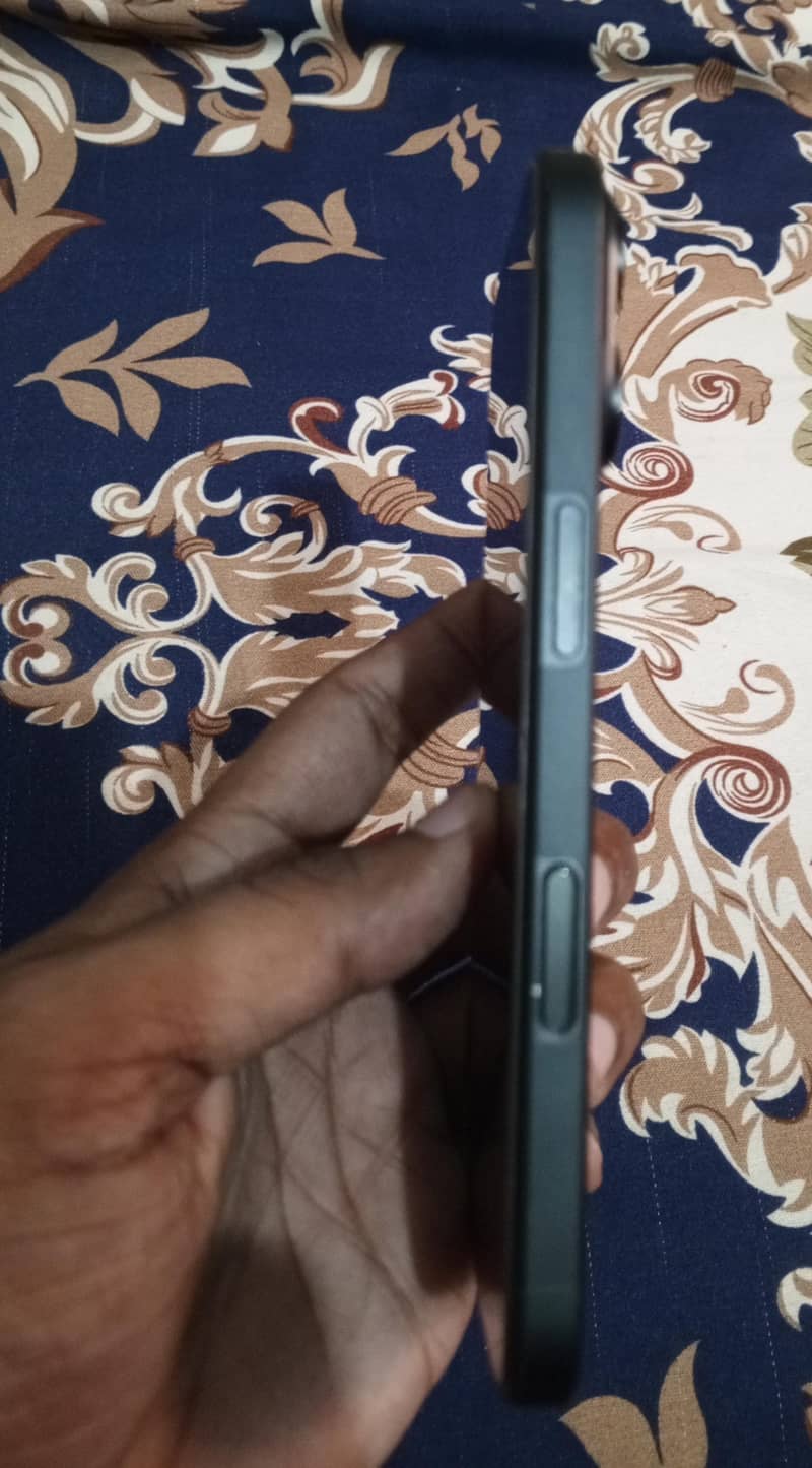Apple iPhone 16 3