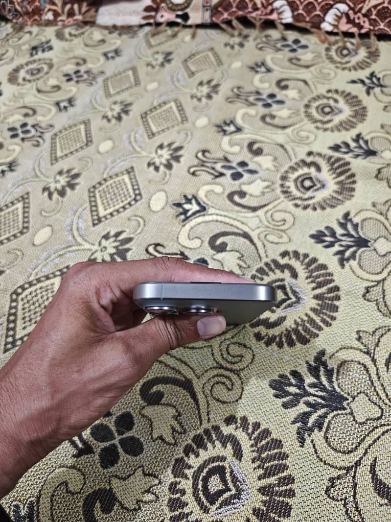 Apple iPhone 15 Pro 4