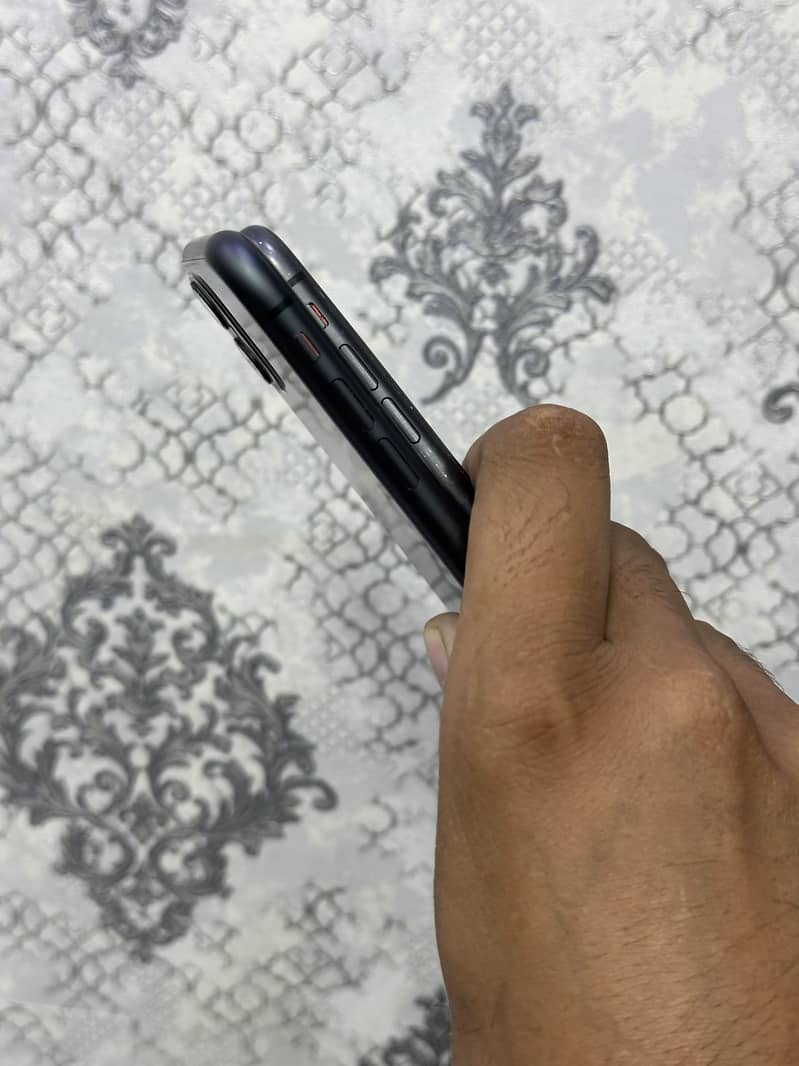 Apple iPhone 11 4