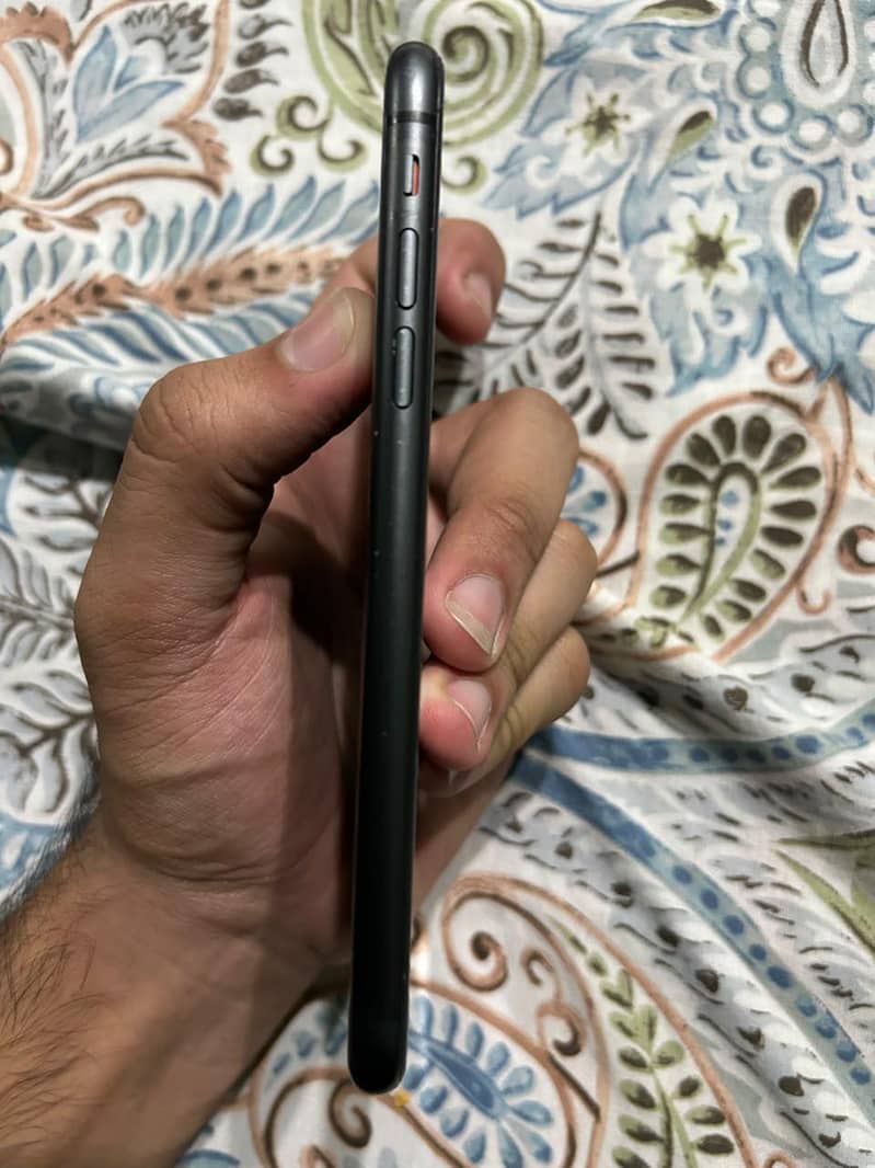 Apple iPhone 11 4