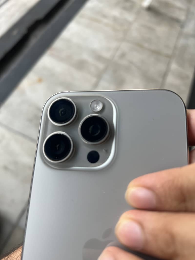 Apple iPhone 16 Pro Max 2