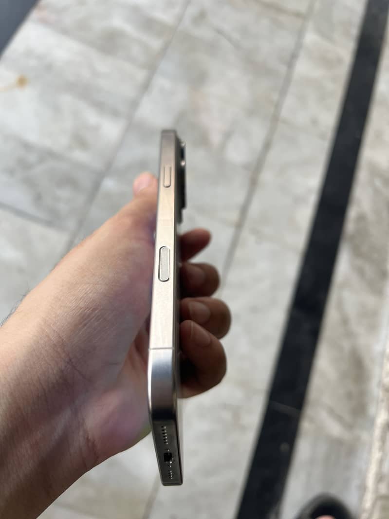 Apple iPhone 16 Pro Max 3
