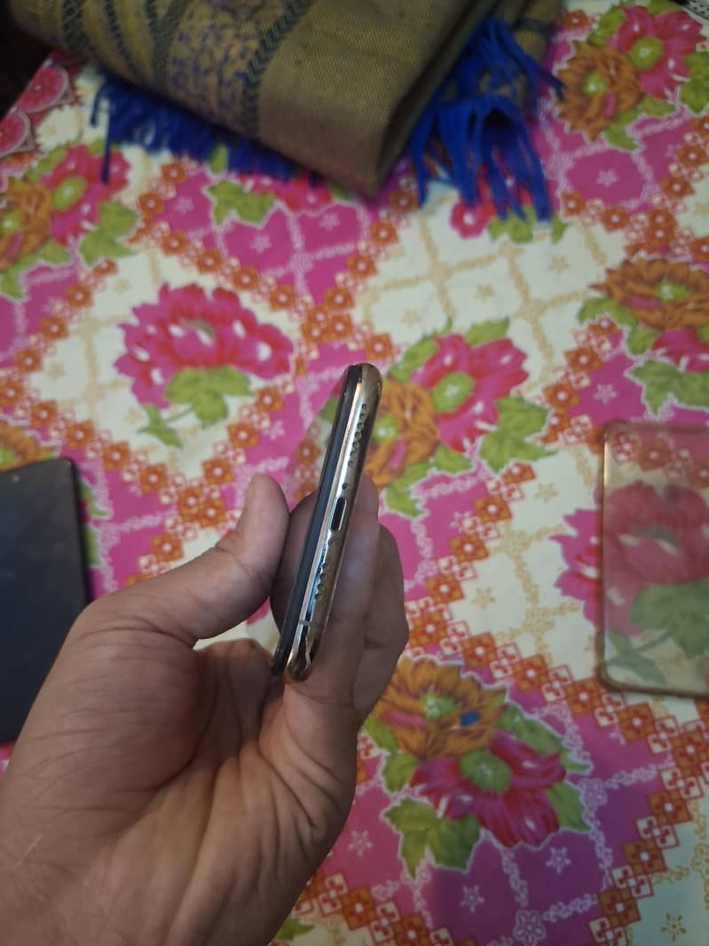 Apple iPhone XS Max 3