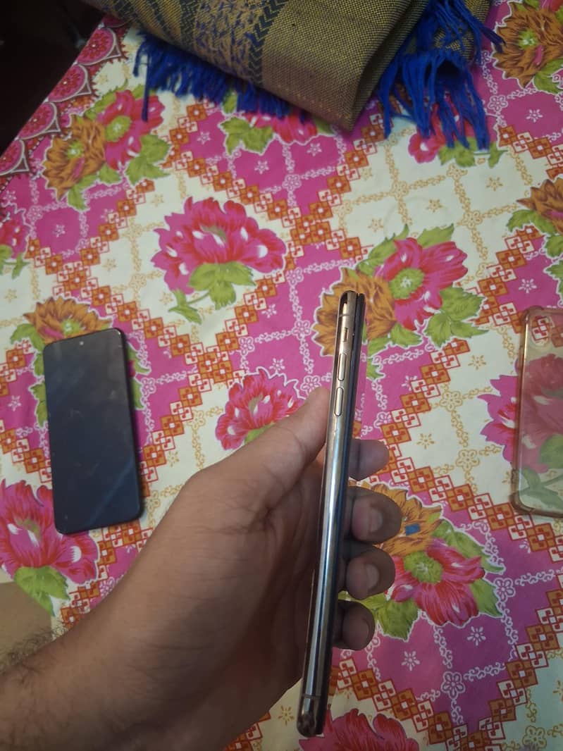 Apple iPhone XS Max 4