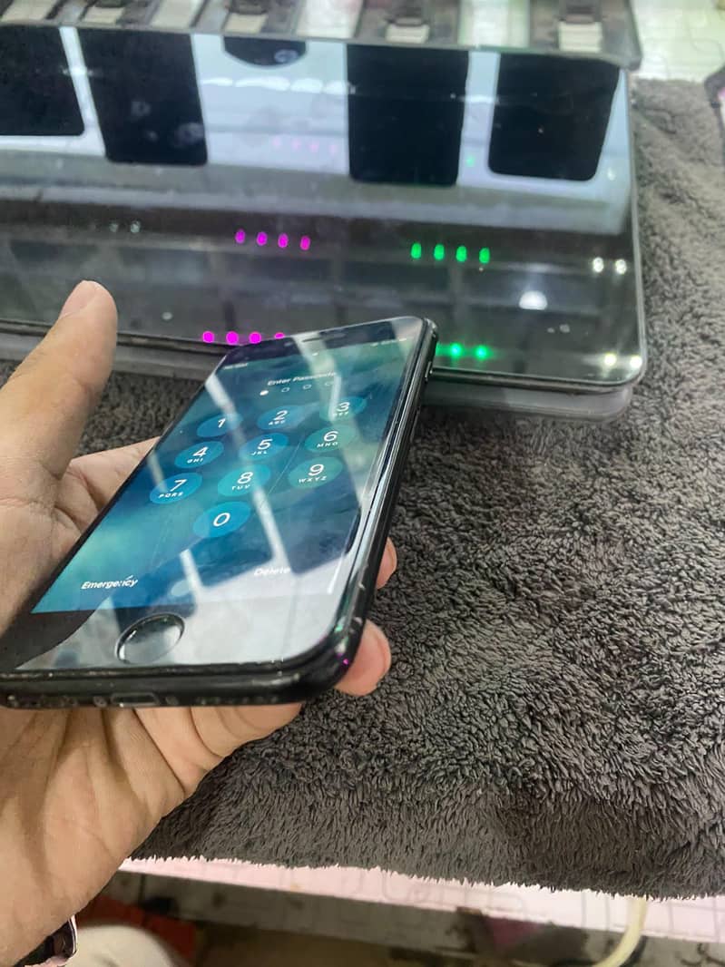 Apple iPhone 7 0