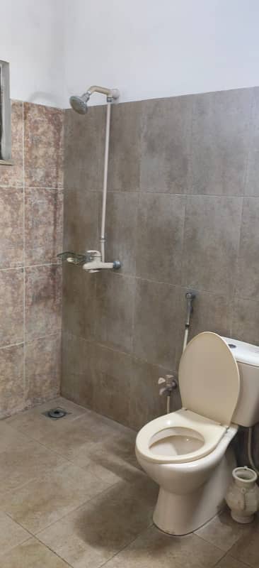 10 Marla House For Rent Full Besment