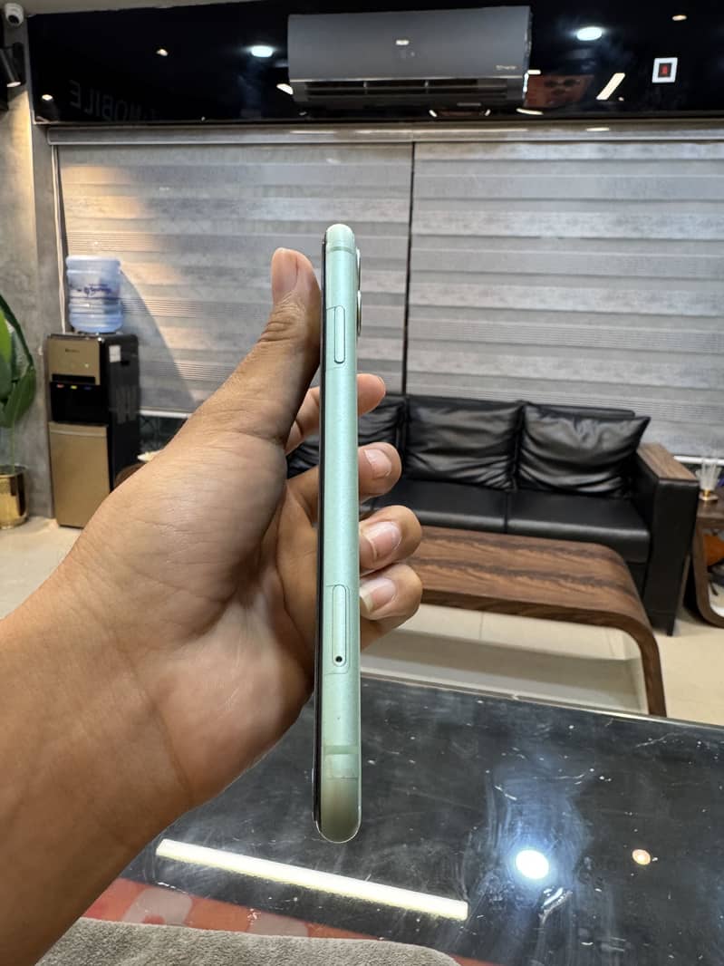 Apple iPhone 11 4