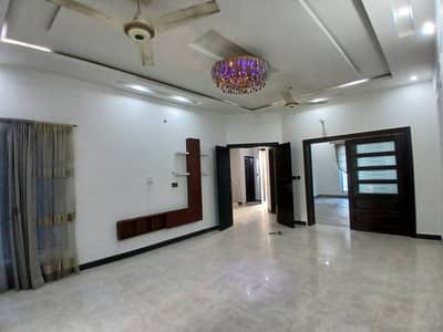 0321 86 10 688 Beautiful 10 Marla house with 5bedrooms available for Rent in Saeed colony