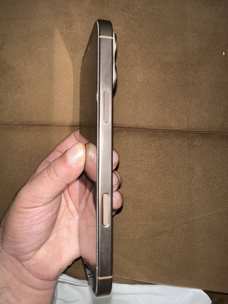iPhone 16 Pro Max 4
