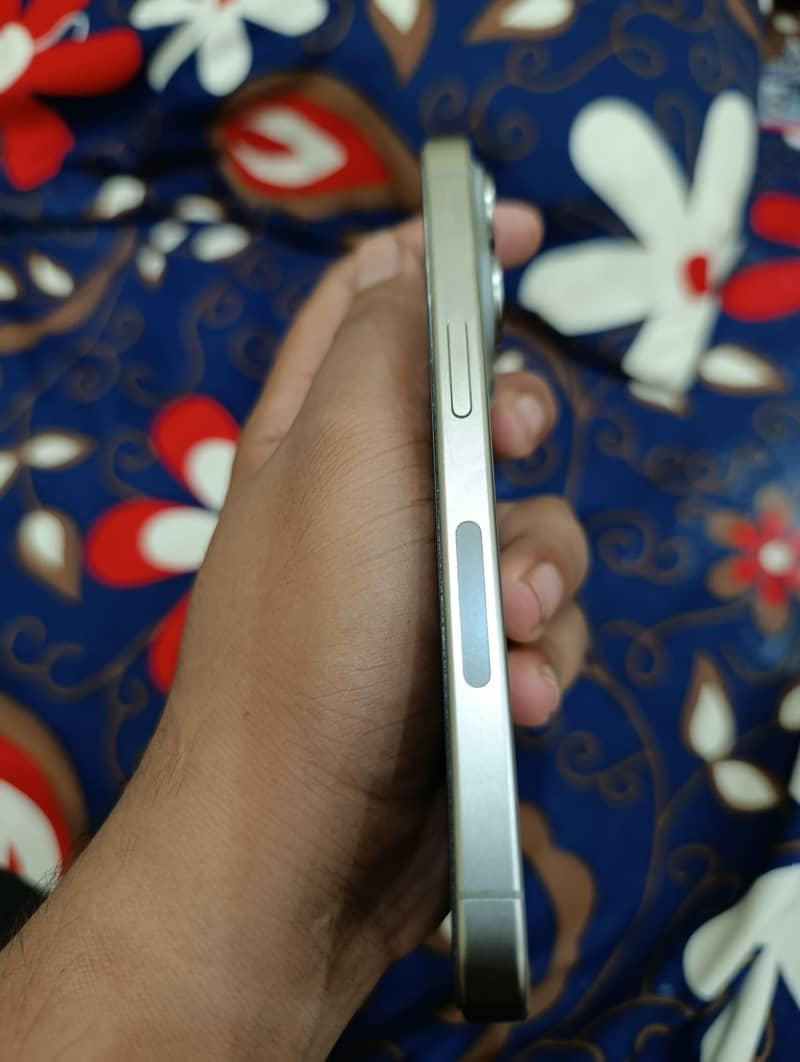 Apple iPhone 15 Pro 3