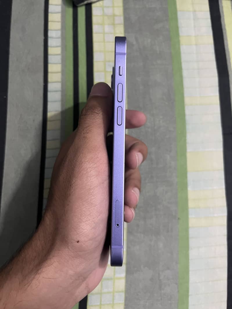 Apple iPhone 12 4