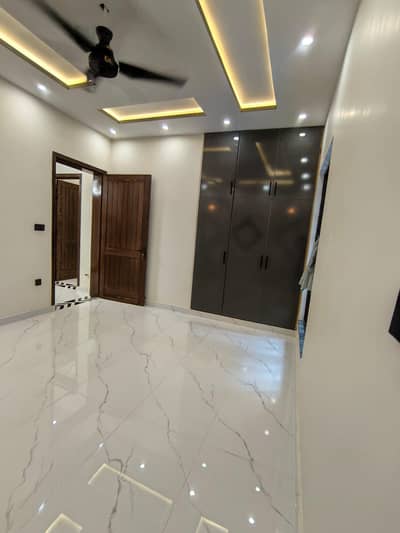2.5 Marla Brand New Flat Available For Rent