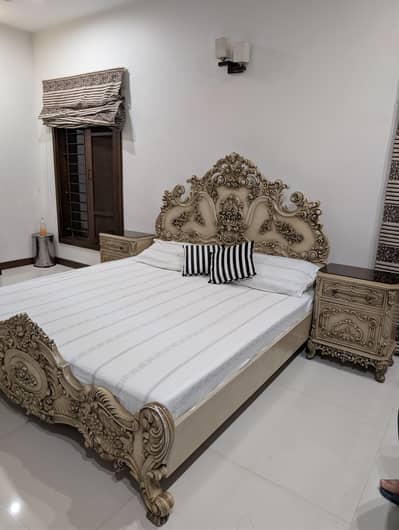 Bedroom Set (Solid Wood). Good Condition