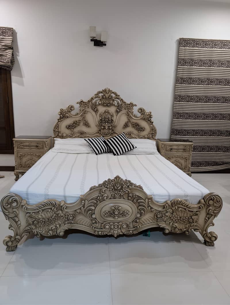 Bedroom Set (Solid Wood). Good Condition 3