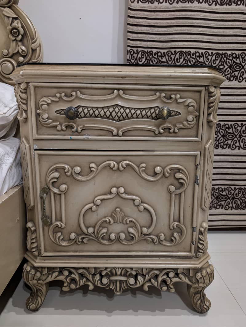 Bedroom Set (Solid Wood). Good Condition 4