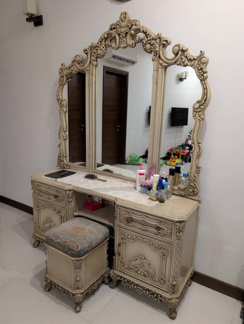 Bedroom Set (Solid Wood). Good Condition 5