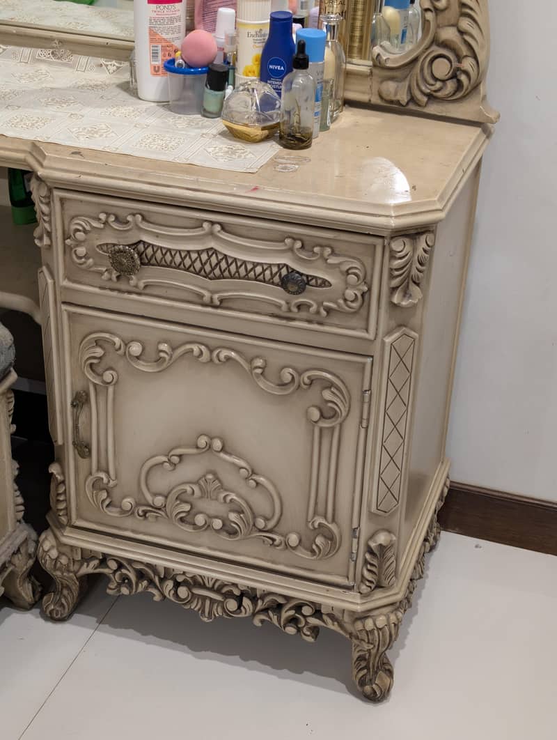 Bedroom Set (Solid Wood). Good Condition 6