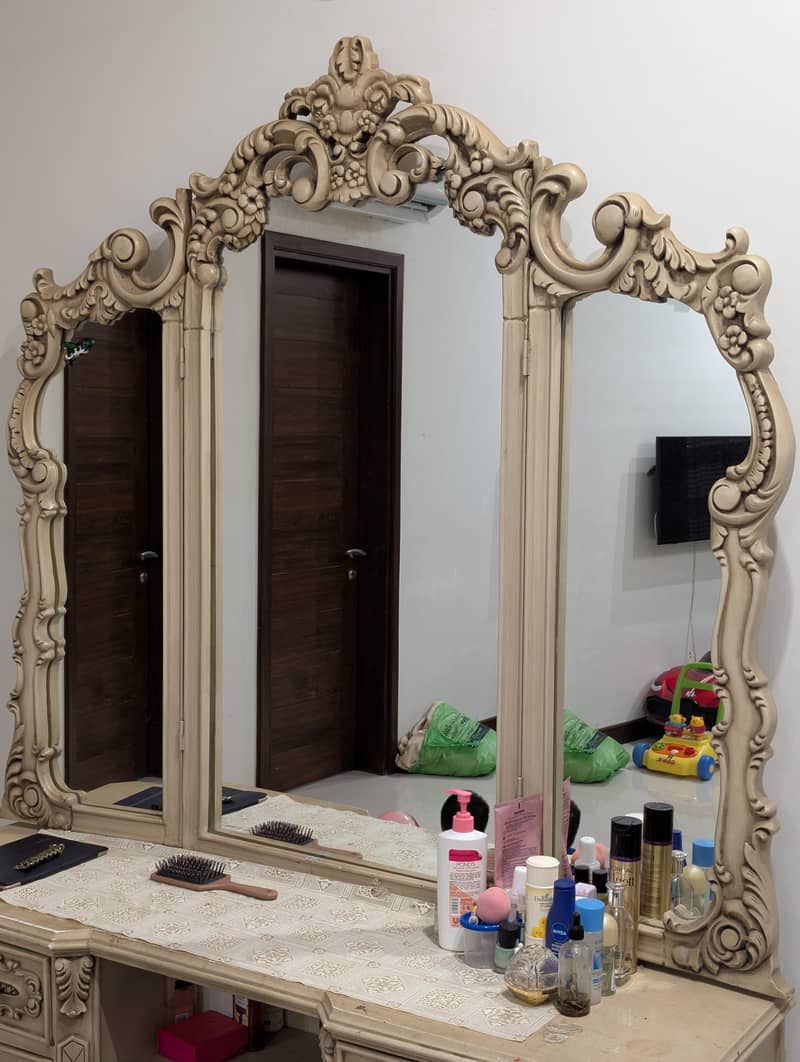 Bedroom Set (Solid Wood). Good Condition 7