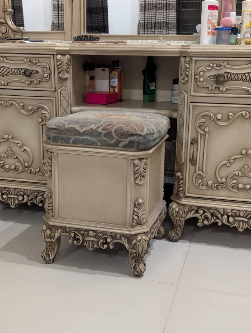 Bedroom Set (Solid Wood). Good Condition 8