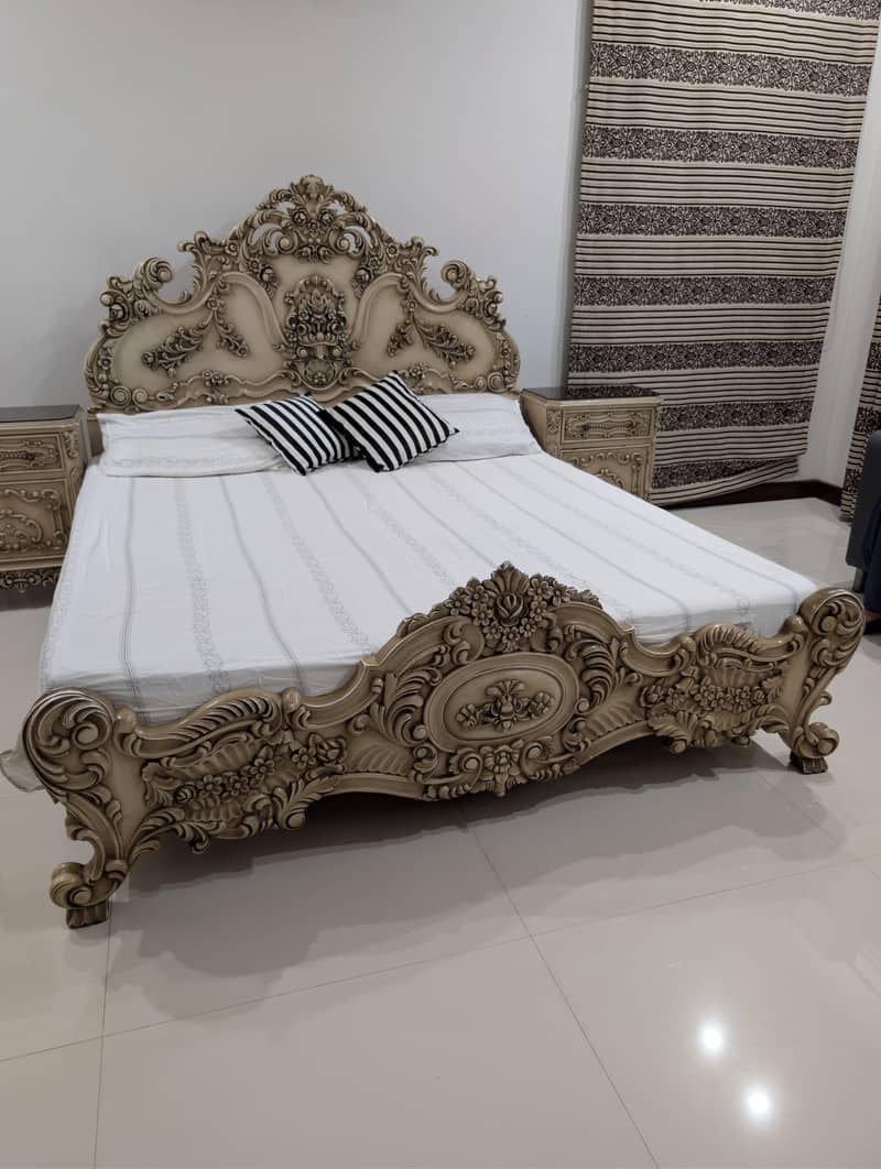 Bedroom Set (Solid Wood). Good Condition 9
