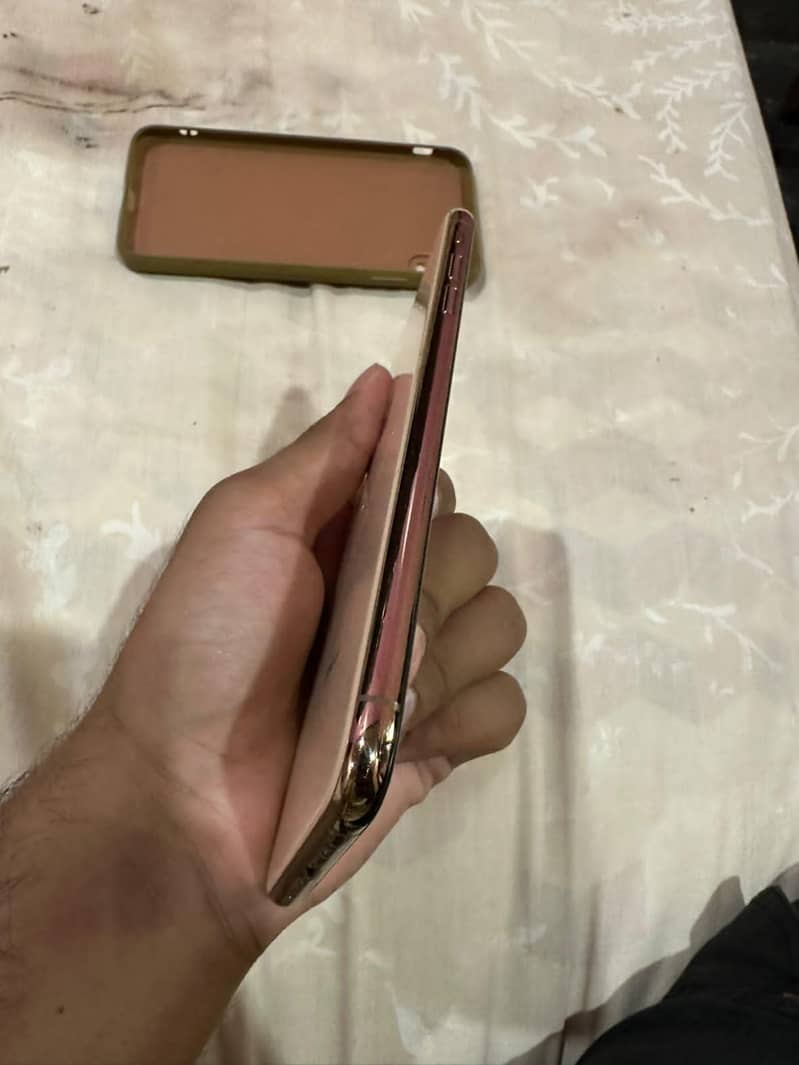 Apple iPhone XS Max 5