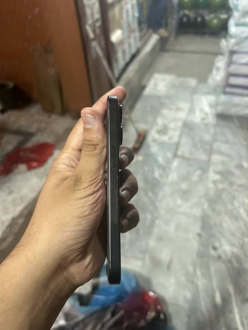 Apple iPhone 15 Pro 4