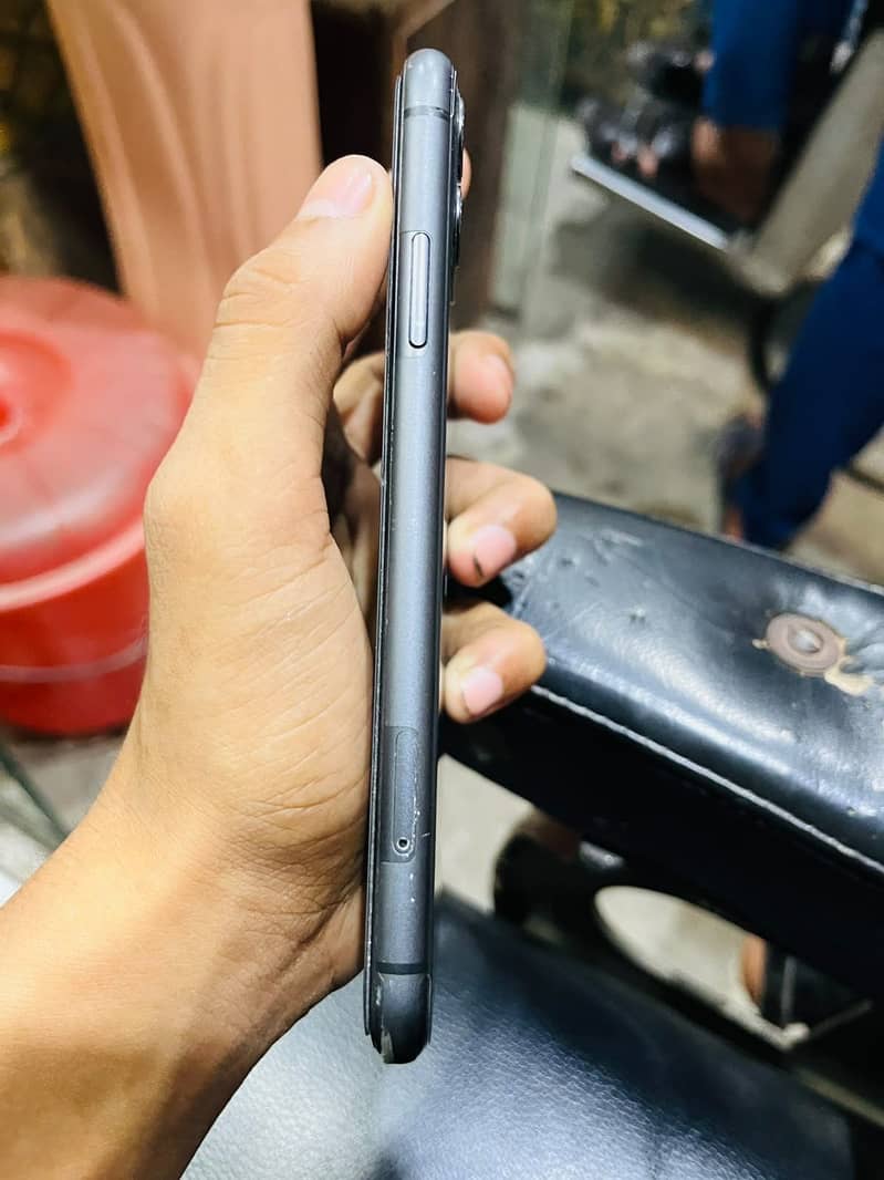 Apple iPhone 11 4