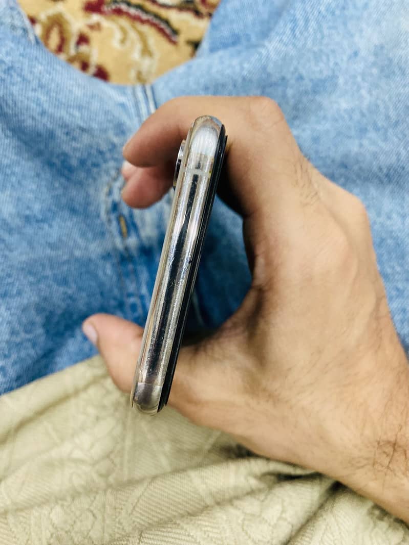 Apple iPhone XS 4
