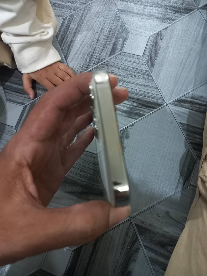 Apple iPhone 13 Pro Max 4